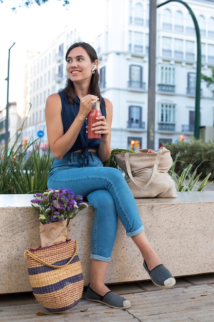 Mulher segurando uma garrafa de suco