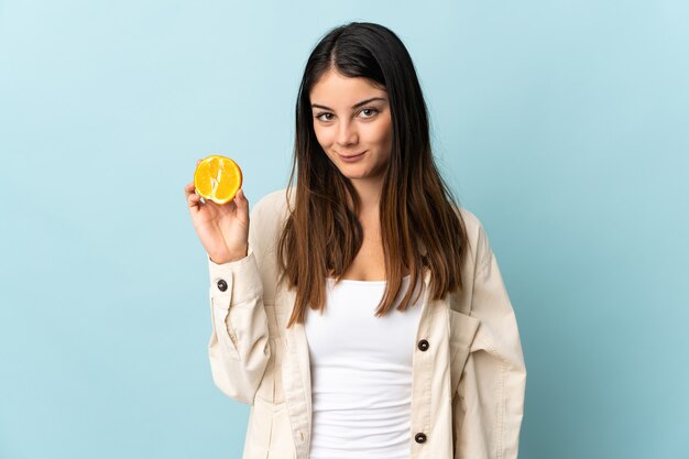 Mulher segurando uma laranja