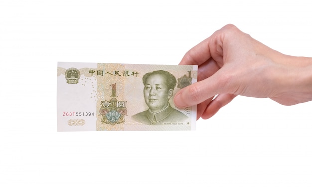 Mulher segurando uma nota de 1 yuan chinês na mão em um branco