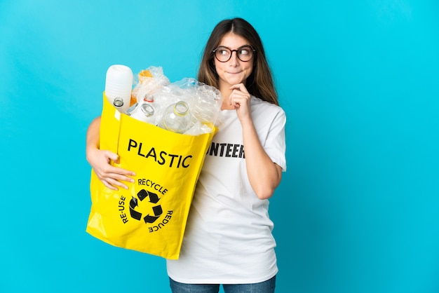 Mulher segurando uma sacola cheia de garrafas para reciclar isoladas