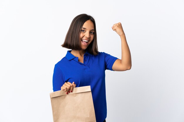 Mulher segurando uma sacola de papel de compras