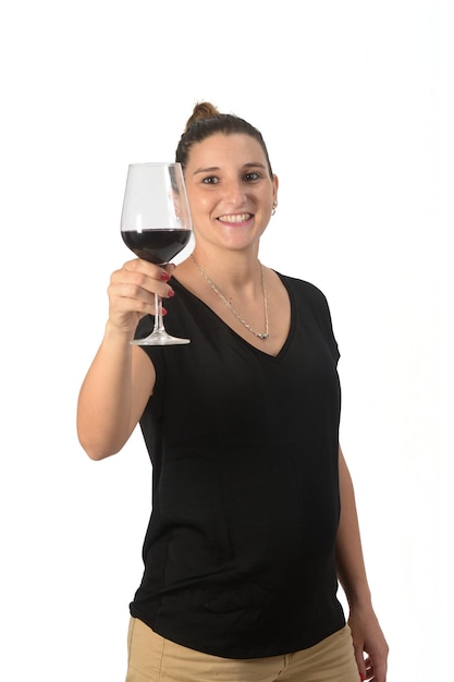 mulher segurando uma taça de vinho tinto no fundo branco