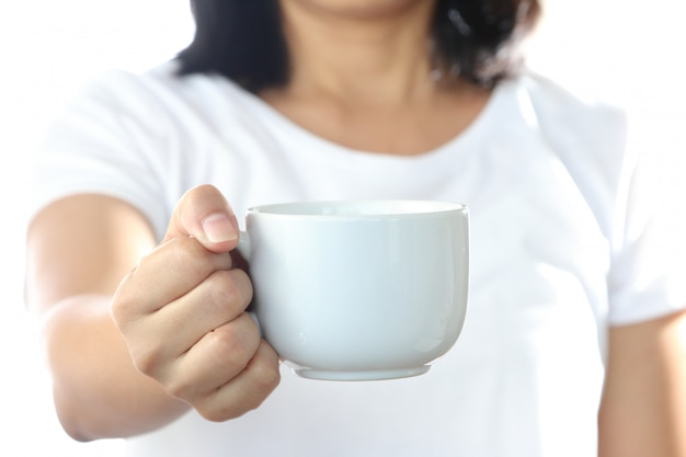 Mulher segurando uma xícara de café branca.