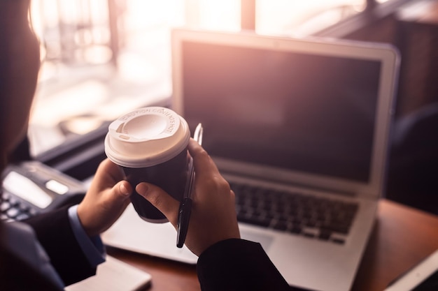 Foto mulher segurando uma xícara de café