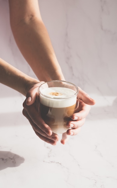 Foto mulher segurando uma xícara de café