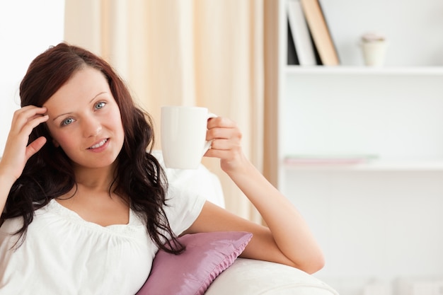 Mulher segurando xícara de café