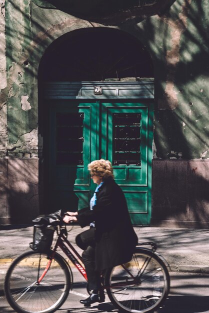 Mulher sênior andando de bicicleta