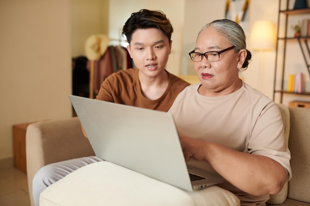 Mulher Sênior Aprendendo Computação