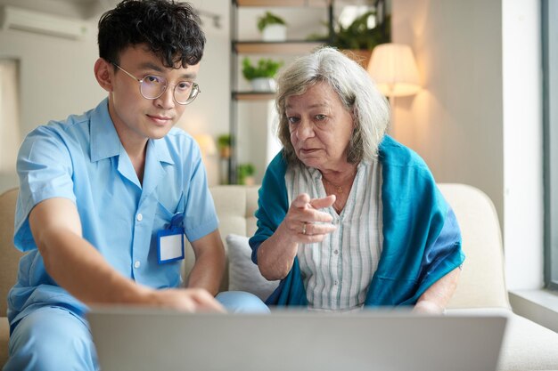 Mulher sênior aprendendo usando o serviço de telemedicina