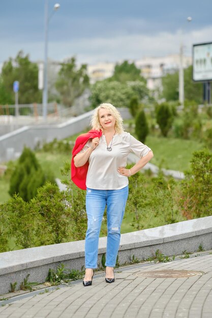 Mulher sênior caminha na cidade