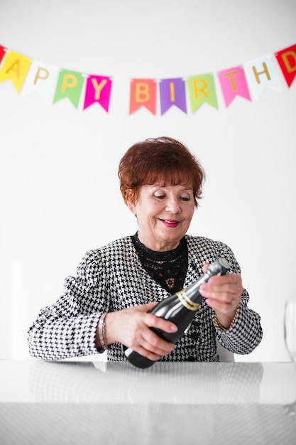 Foto mulher sênior, celebrando, dela, birthay, lar, com, bolo, ballons, e, confetti