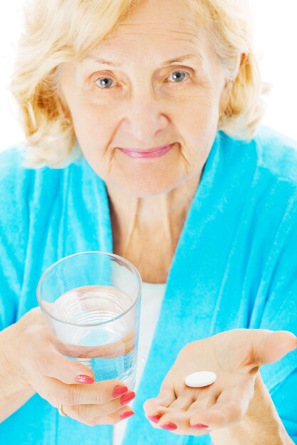 Mulher sênior com copo de água e tablet isolado sobre fundo branco