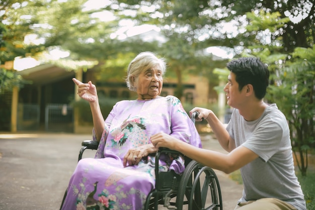 Mulher sênior com filha; Enfermeira, cuidando, de, mulher sênior, ligado, cadeira rodas