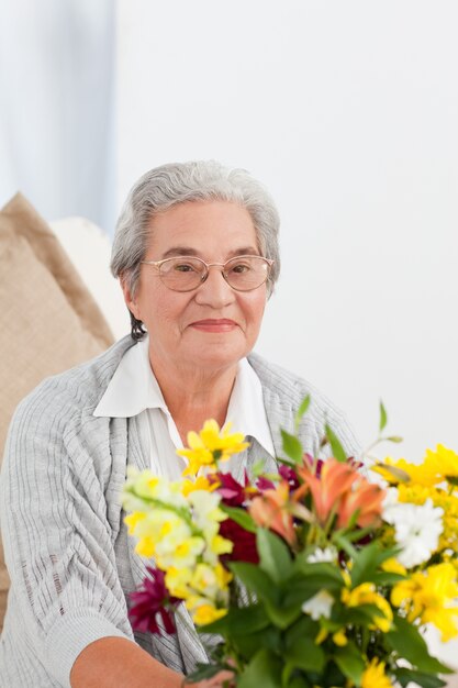 Mulher sênior com flores