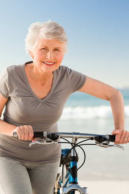 Mulher sênior com sua bicicleta