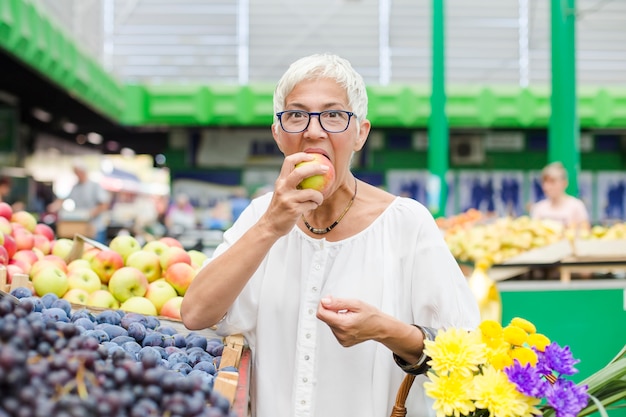 Mulher sênior, comprando, fruta, ligado, mercado