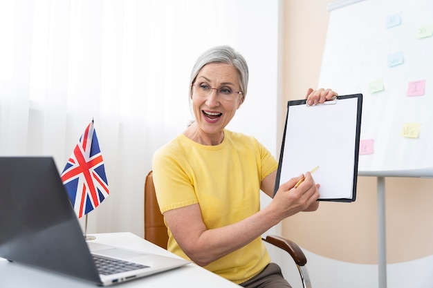 Foto mulher sênior dando aulas de inglês