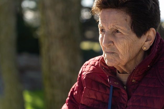 Foto mulher sênior de 90 anos triste e pensativa.