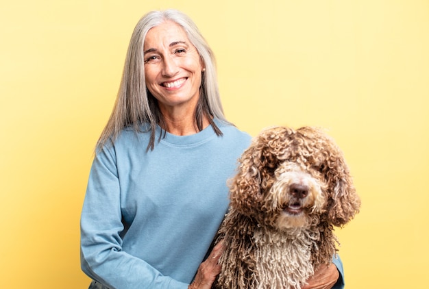 Mulher sênior de cabelo grisalho. conceito de cachorro de estimação