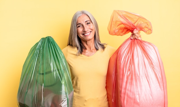 mulher sênior de cabelo grisalho. conceito de reciclagem de lixo