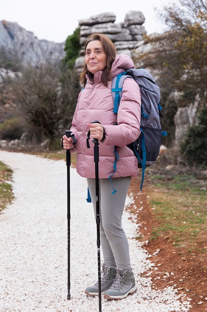 Foto mulher sênior de tiro completo usando mochila