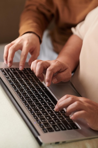 Mulher sênior digitando no teclado