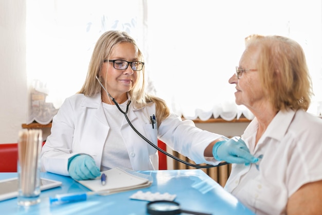 Mulher sênior durante um exame médico com médico