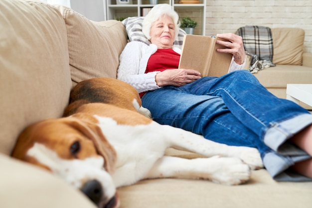 Mulher sênior e seu cachorro em casa