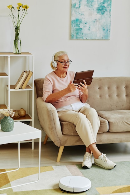 Mulher sênior em casa inteligente