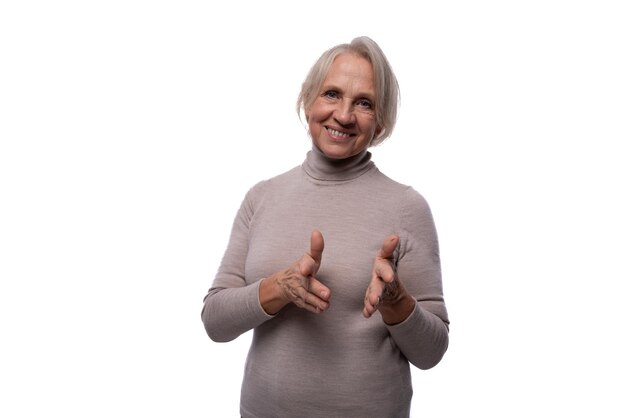 Foto mulher sênior europeia com cabelos grisalhos sorrindo em fundo branco