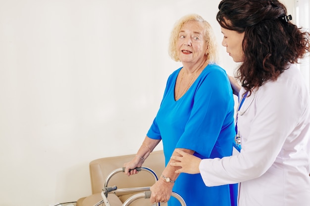 Foto mulher sênior falando com o médico