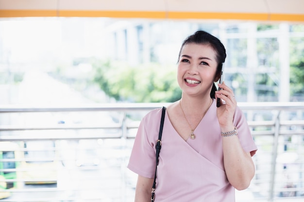 Mulher sênior, falando telefone móvel