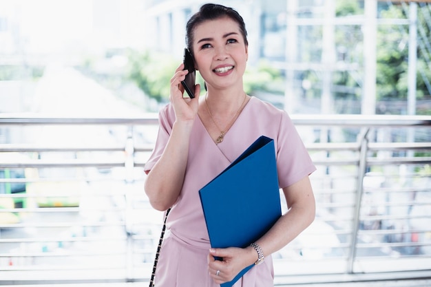 Mulher sênior, falando telefone móvel