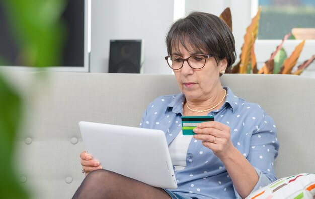 Mulher sênior fazendo compras on-line