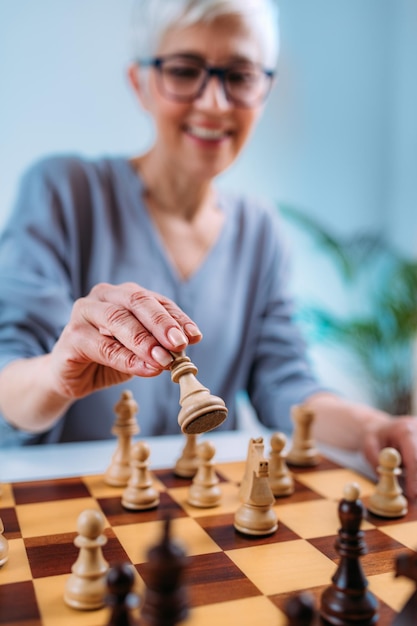 Mulher sênior jogando xadrez terapia de reabilitação cognitiva