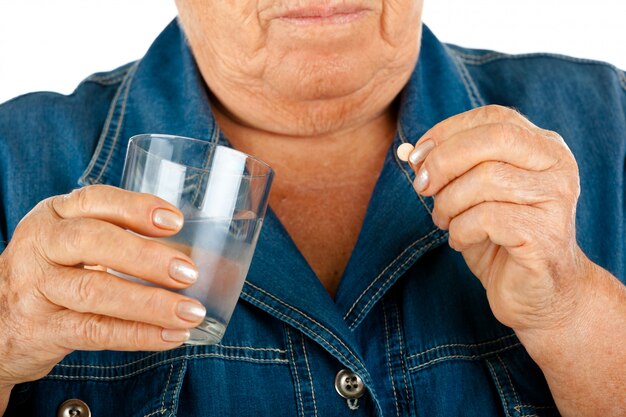 Foto mulher sênior, medicina levando