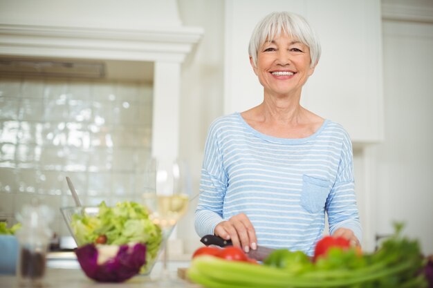 Foto mulher sênior, preparar, salada vegetal