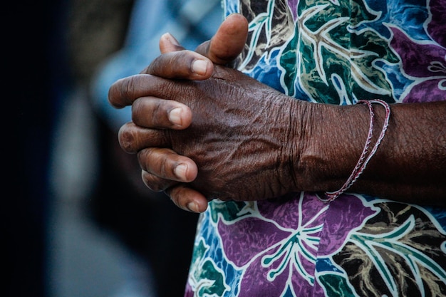 Mulher sênior rezando na igreja