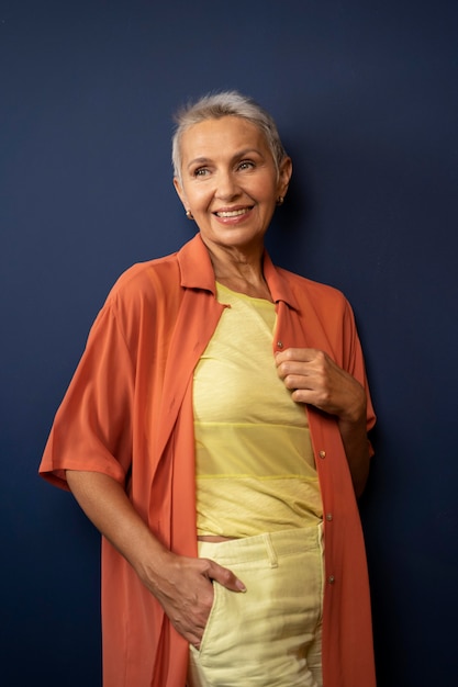 Foto mulher sênior sorridente em foto média posando