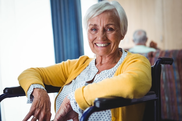 Mulher senior sorridente em uma cadeira de rodas