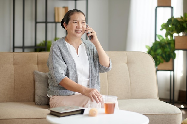 Mulher sênior sorridente falando no telefone