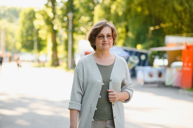 Mulher sênior sorridente tendo recreação no parque