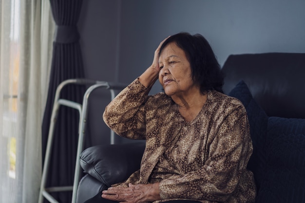 Mulher sênior, tendo, um, dor de cabeça