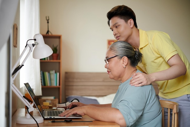 Mulher sênior trabalhando no laptop