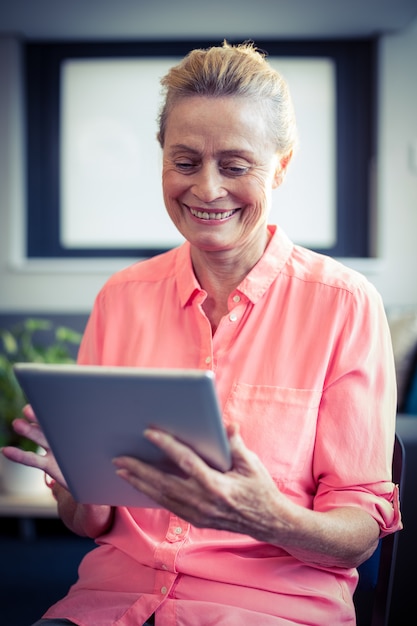 Mulher sênior usando tablet digital