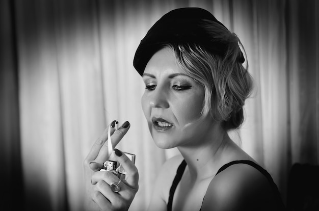Foto mulher sensual, adulta, retro, a acender um cigarro em casa.