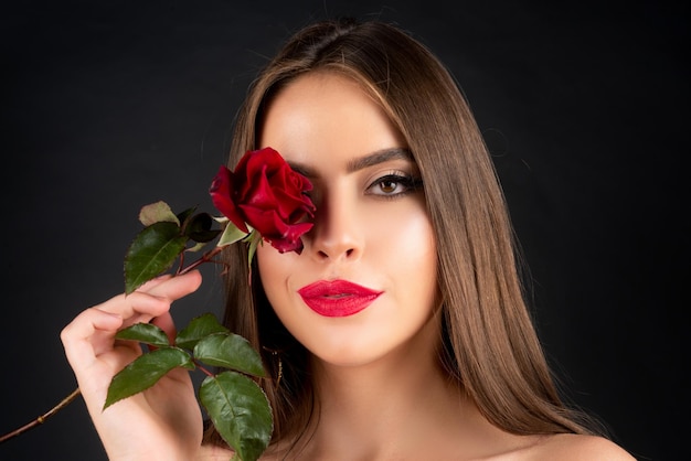 Mulher sensual com lábios vermelhos com fundo isolado de rosa vermelha linda jovem bonita com cura