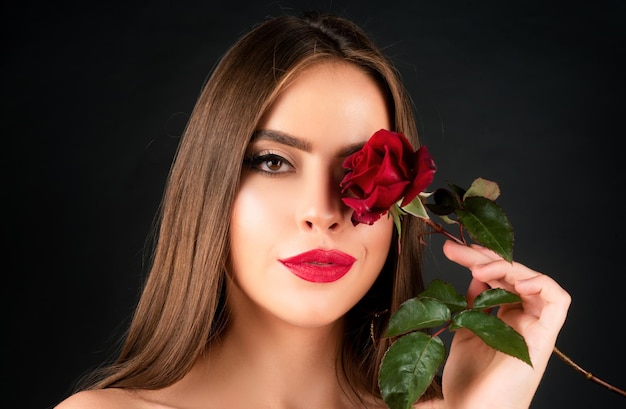 Foto mulher sensual com lábios vermelhos com rosa vermelha fundo isolado bela jovem mulher bonita com