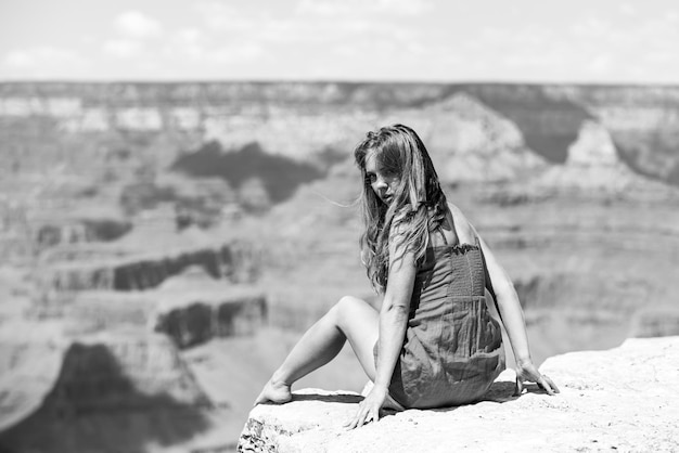 Mulher sensual no desfiladeiro jovem apreciando a vista panorâmica do conceito de viagens do parque nacional