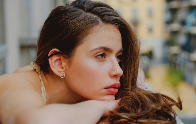 Mulher sensual no retrato da moda da cidade ao ar livre da menina da varanda